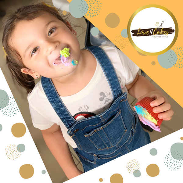 Niña con cupcakes feria