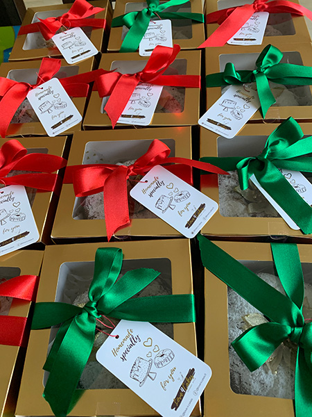 Cajas doradas con cintas de colores
